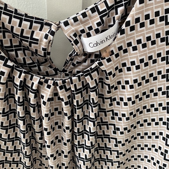 Calvin Klein Shell in Small - Picture 2 of 4